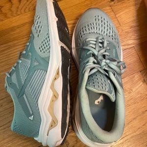 Womens Mizuno wave inspire 17 Worn 3 times on treadmill. Great ankle support!